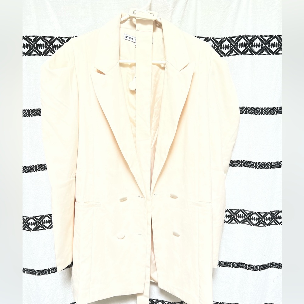 Super cute oversized blazer with puffy shoulders and pockets